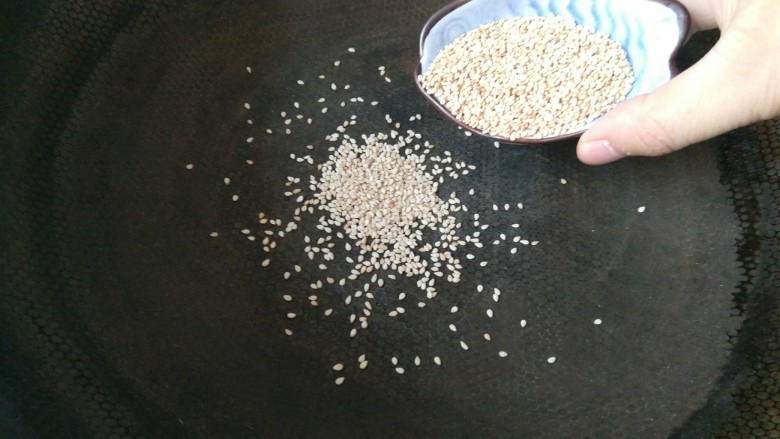 离不了的红油辣椒,小火,无水无油的锅,加入生芝麻,炒熟。