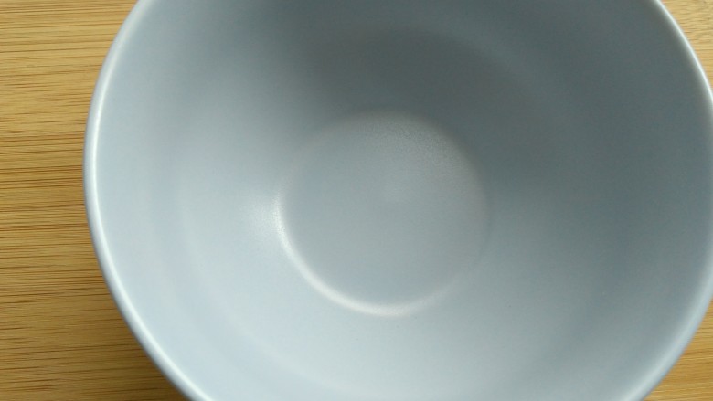 离不了的红油辣椒,准备一个干净无水的,耐高温的碗,最好是陶瓷的。