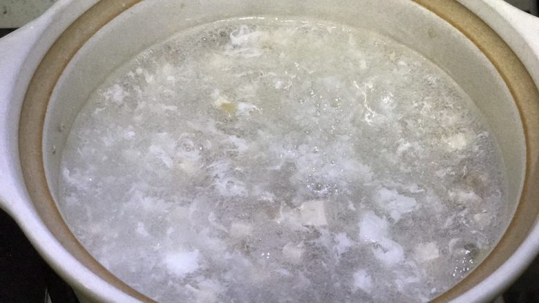 西湖牛肉羹,等水淀粉拌匀有透明粘稠的感觉再同样的倒入蛋清,也是用筷子把蛋清搅拌成絮状