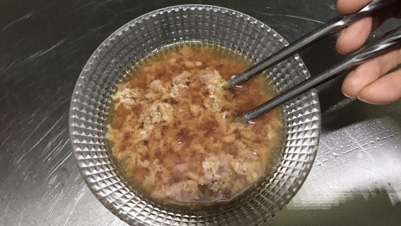 西湖牛肉羹,用筷子搅拌出血水，这样是为了让汤更清爽