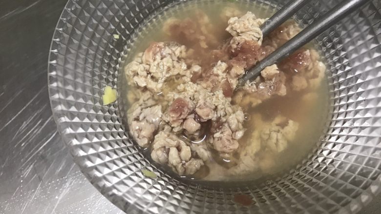 西湖牛肉羹,倒入沸水,注意是沸水刚刚煮开的
