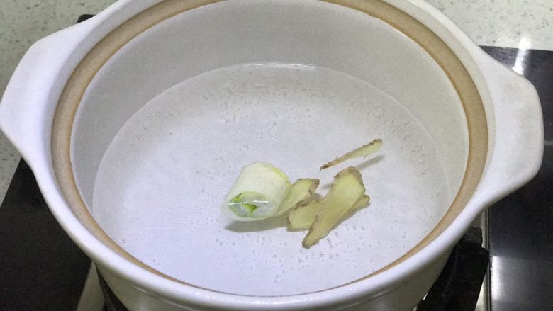 西湖牛肉羹,锅中放入适量的水,有高汤最佳,加入大葱段和姜片煮开