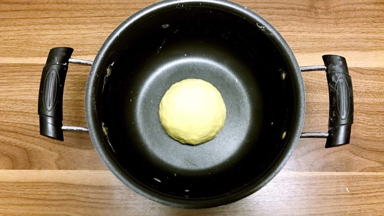 葱香猪肉馅饼,充分和面,揉成光滑的面团