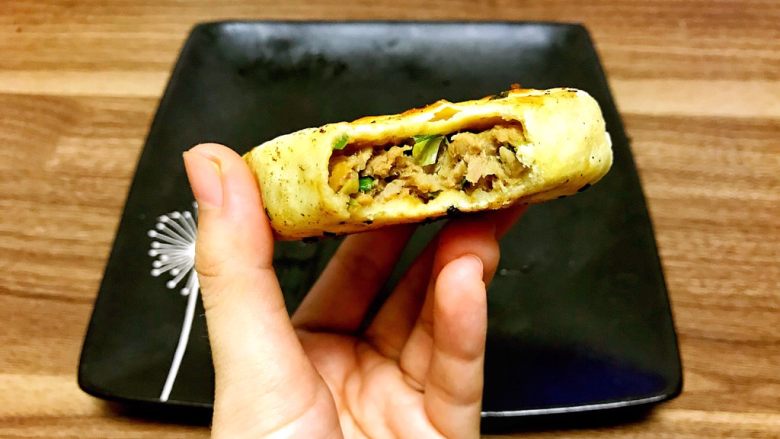 葱香猪肉馅饼,一口咬下去,皮薄馅多,满口香味,实在是太好吃了