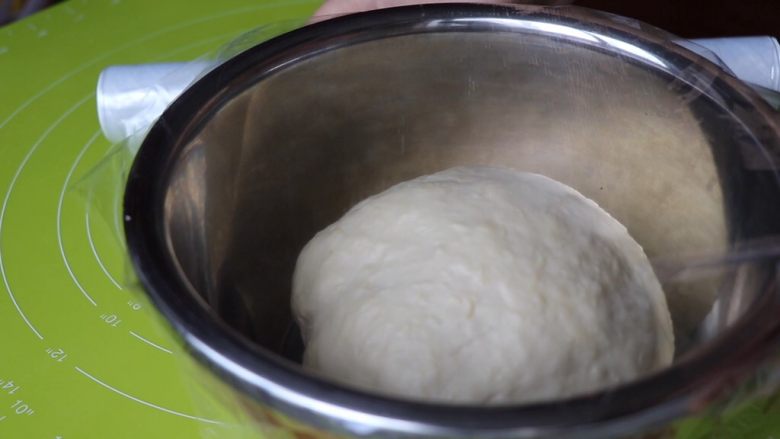 红薯餐包,盖保鲜膜放在温暖处发酵(约为28度环境)
