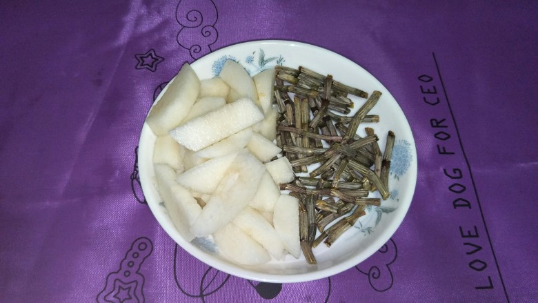 新鲜霍山石斛+梨→榨汁,梨洗干净,去皮,切小
