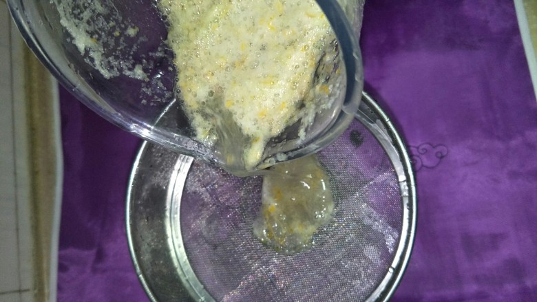 新鲜霍山石斛+梨→榨汁,嗯~我找不到我的小漏斗,用这个面粉筛代替一下,学会利用嘛,当然,我是把筛斜起来放的,才不会滴到外面。