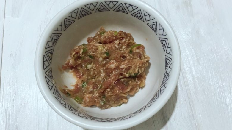 黄金甲米饭猪肉饼,准备的<a style='color:red;display:inline-block;' href='/shicai/ 34374'>猪肉馅</a>里加入食盐适量,加入香葱沫!少量的香油拌匀。