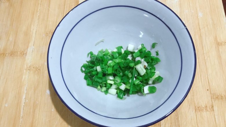 黄金甲米饭猪肉饼,香葱切成沫备用。