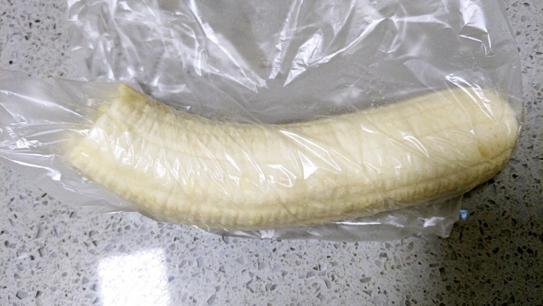 香蕉牛奶椰蓉包,把香蕉剥皮放在保鲜袋里压成泥,和面粉一起揉成面团。用后油法揉至完全阶段,发酵至两倍大