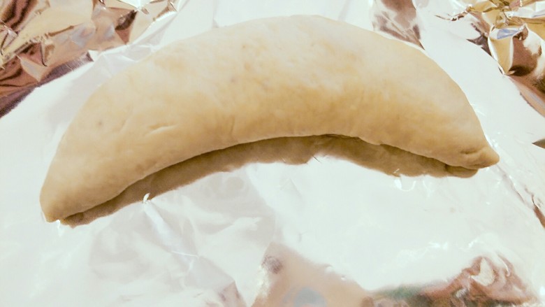 香蕉牛奶椰蓉包,卷成长条,用手稍微整形