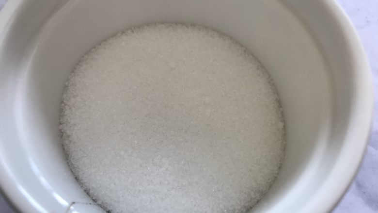 胖胖可可卷,细砂糖准备好 分三次加入蛋清中(具体操作不说了,可参照我其他菜谱中打蛋清的图)