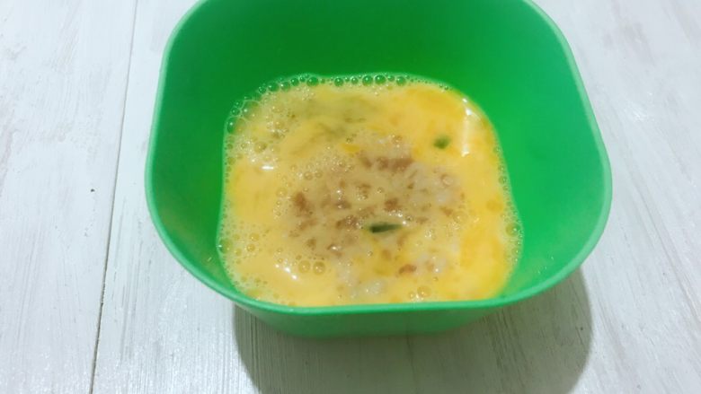 黄金甲米饭猪肉饼,把压好的米饭饼放到蛋液里,沾满蛋液。