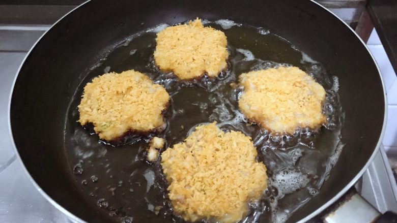 黄金甲米饭猪肉饼,油温5成热时,把米饭饼轻轻的放到锅里,小火煎至两面金黄色,就可以出锅了。