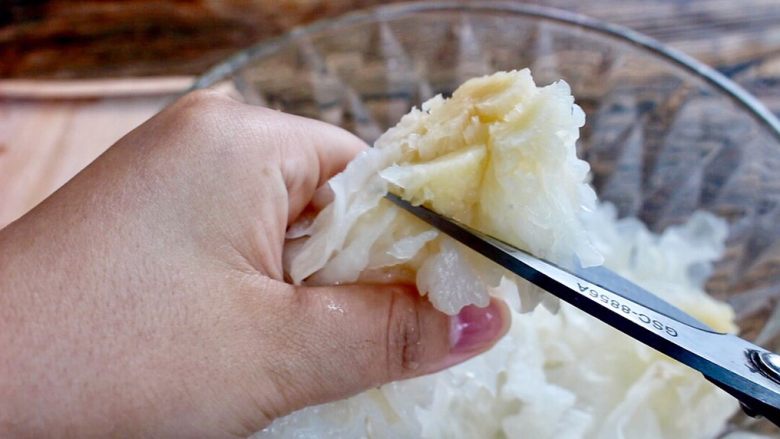 牛奶杏仁银耳,剪掉根部,撕成小朵,备用
