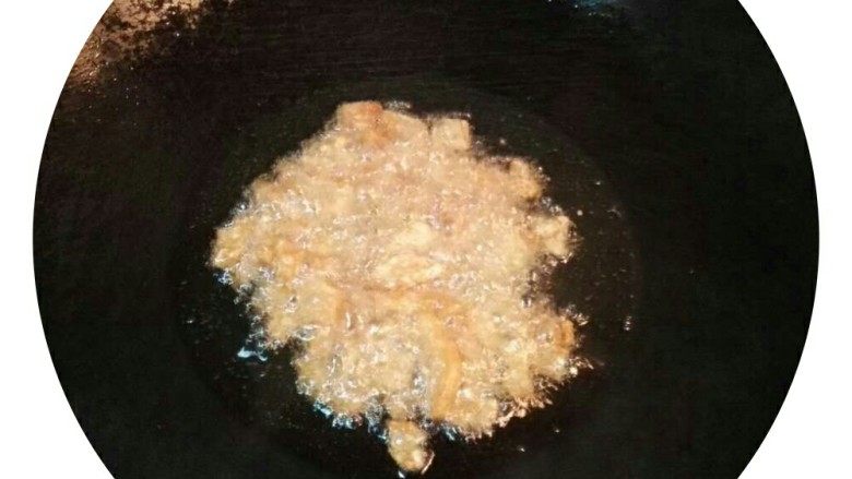 肉饼炒饭,先热锅冷油,烧热后放入萝卜干炸一下盛出待用