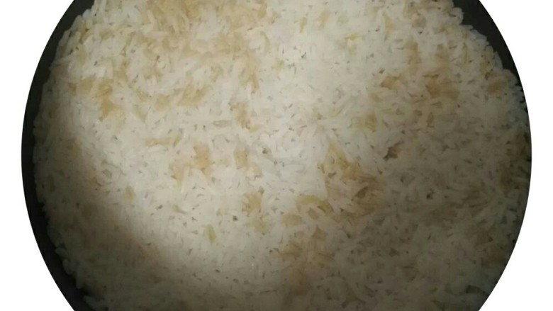 肉饼炒饭,当你把食材都准备好了,米饭也熟了。