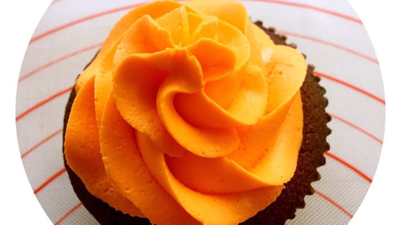 【万圣节】女巫帽子cupcake,滴入色素,调到自己喜欢的颜色(没拍照,成品图顶上)