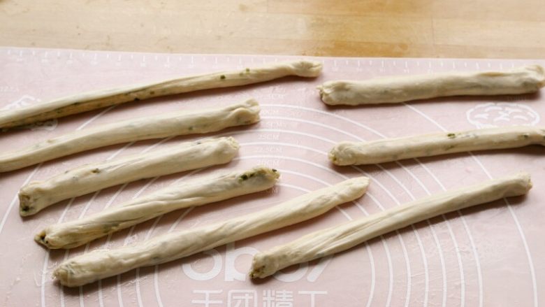 油酥烧饼,9.将面卷抻抻长,分割成8份长条。