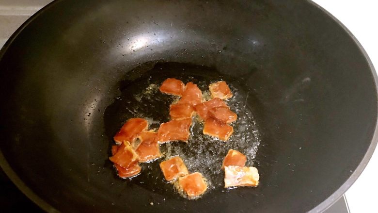 杂蔬炒年糕,锅里加入大豆色拉油烧热后加入里脊肉片,翻炒2分钟