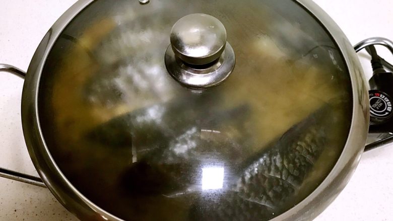红烧酥鲫鱼,盖上锅盖,大火烧开后,小火烧30分钟,然后停火焖15分钟,再开火烧30分钟,再停火15分钟,再开火烧20分钟,停火焖20分钟即可