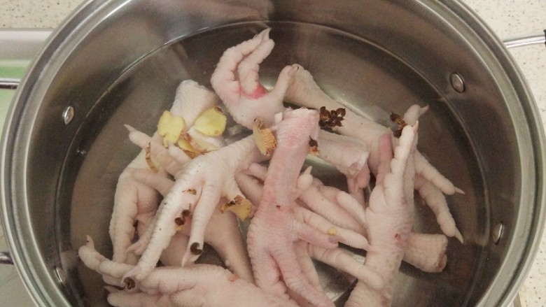 豆豉剁椒蒸凤爪,放入锅内,加干花椒,姜片