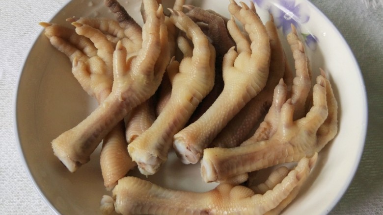 豆豉剁椒蒸凤爪,捞起冷水洗净沥干,放在盘中