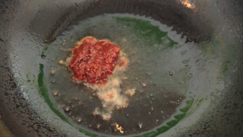 豆豉剁椒蒸凤爪,锅内放油,五成热时加入<a style='color:red;display:inline-block;' href='/shicai/ 164'>豆瓣</a>