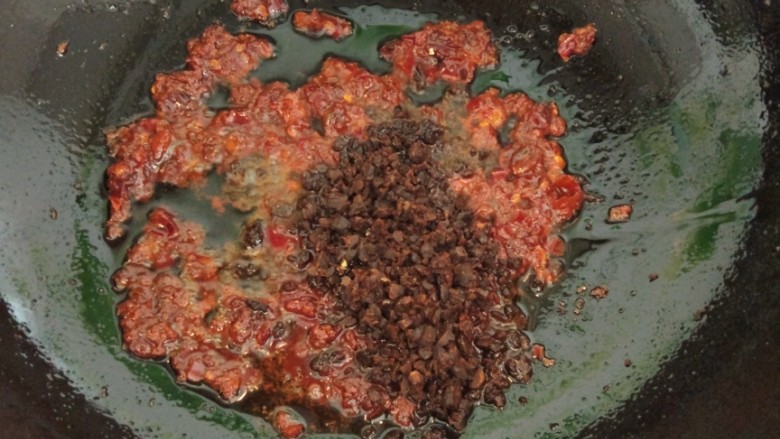 豆豉剁椒蒸凤爪,加入剁碎的豆豉和红辣椒,中火煸炒