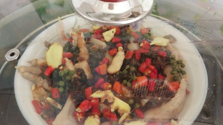 豆豉剁椒蒸凤爪,盘中加适量清水,基本掩住鸡爪的二分之一为宜。开水上锅,蒸半个小时。