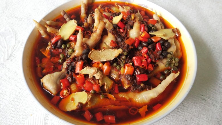 豆豉剁椒蒸凤爪,蒸好后,将盘子端起来