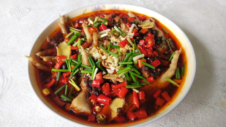豆豉剁椒蒸凤爪,以热油淋之,满屋飘香。最后洒<a style='color:red;display:inline-block;' href='/shicai/ 3232'>香葱</a>。