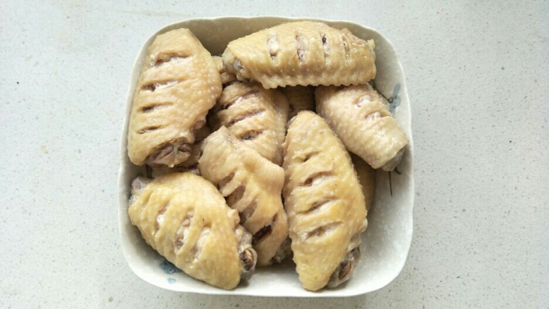 可乐鸡翅,把焯好水鸡翅捞出来,控干水分。