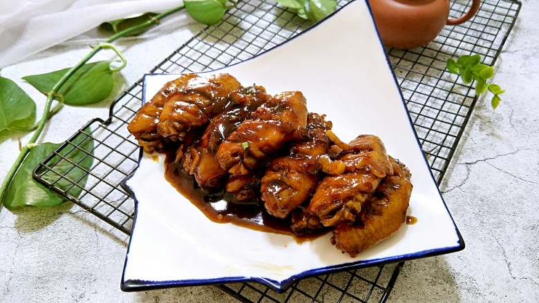 可乐鸡翅,装盘上桌,超级美味。