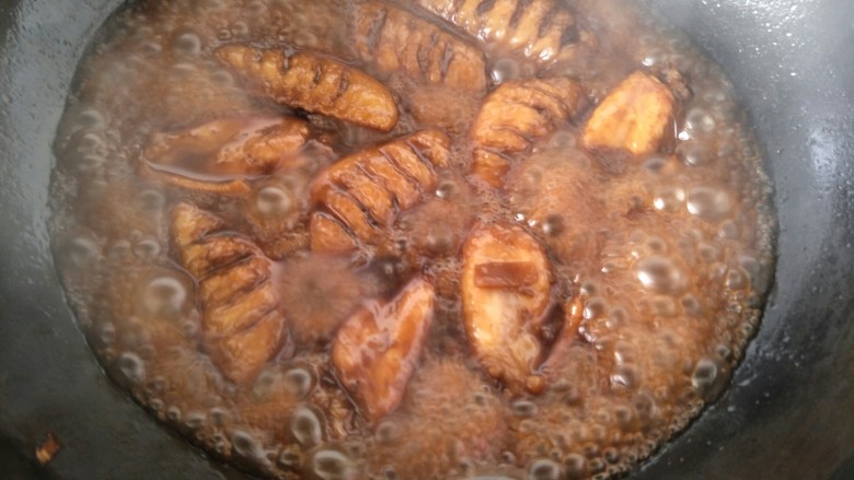 可乐鸡翅,继续炖煮,汁成浓汁改小火加盐继续翻炒。