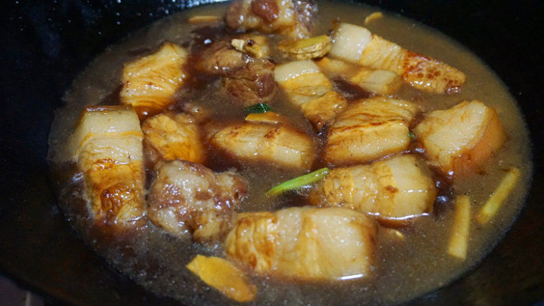 茶香红烧肉,用泡好的普洱茶水没过五花肉,大火烧开改为小火煨1个小时,加盐、<a style='color:red;display:inline-block;' href='/shicai/ 788'>生抽</a>调味
