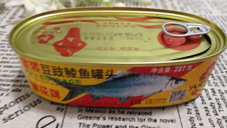 豆鼓鲮鱼油麦菜,准备一盒豆豉鲮鱼罐头。