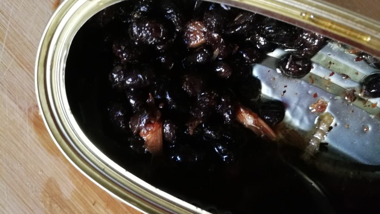 豆鼓鲮鱼油麦菜,剩余的豆豉和油,一会儿用。