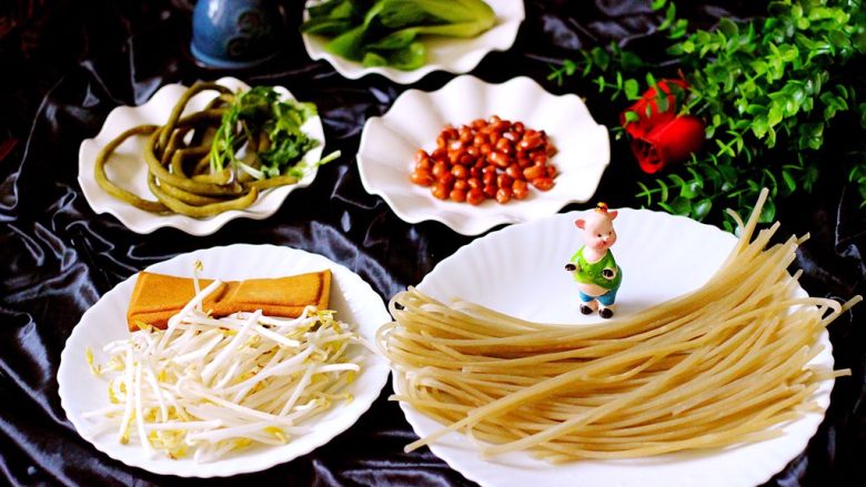 绿色美食+酸辣粉,备齐所有的食材、<a style='color:red;display:inline-block;' href='/shicai/ 8780'>红薯粉</a>提前泡发2个小时、<a style='color:red;display:inline-block;' href='/shicai/ 133'>绿豆芽</a>摘洗干净、<a style='color:red;display:inline-block;' href='/shicai/ 470'>豆腐干</a>洗净、自己腌制的<a style='color:red;display:inline-block;' href='/shicai/ 5085'>酸豆角</a>洗净、<a style='color:red;display:inline-block;' href='/shicai/ 6680'>小油菜</a>摘洗干净、<a style='color:red;display:inline-block;' href='/shicai/ 131'>香菜</a>洗净备用