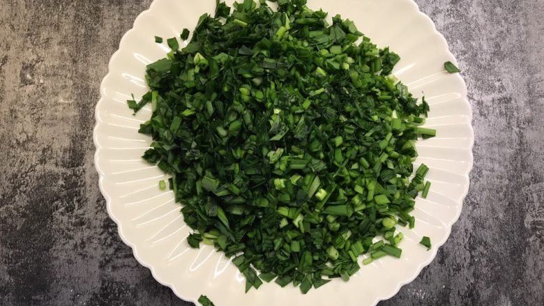 韭菜发面饼,发酵的时候准备馅料,将<a style='color:red;display:inline-block;' href='/shicai/ 116'>韭菜</a>切碎