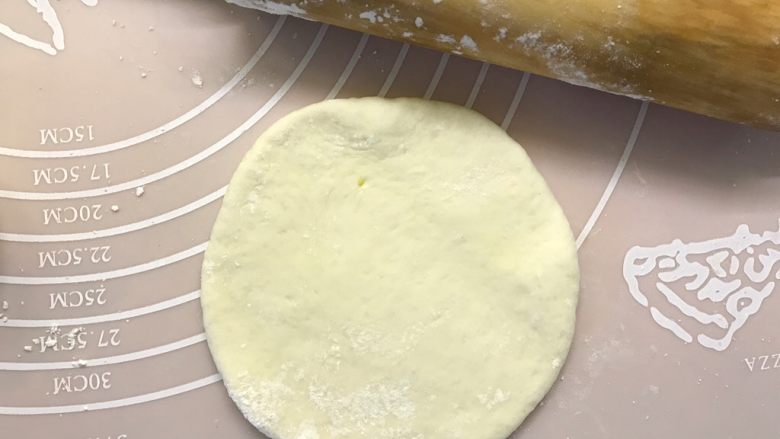 韭菜发面饼,用擀面杖擀成中间厚,边缘薄的圆面皮