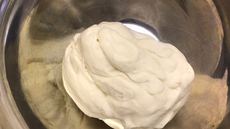 韭菜发面饼,将面粉揉捏成团,盖上保鲜膜发酵