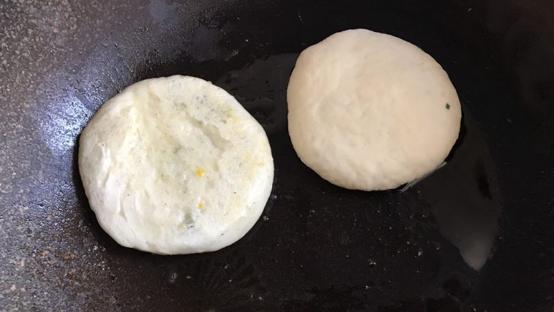 韭菜发面饼,平底锅倒入适量油,放入韭菜饼