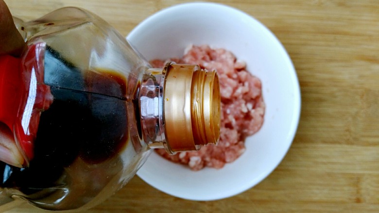 辣白菜肉末炒米饭,加入<a style='color:red;display:inline-block;' href='/shicai/ 788'>生抽</a>约5ml,搅拌均匀备用。