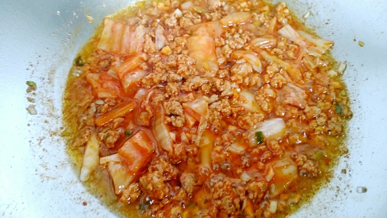 辣白菜肉末炒米饭,加入<a style='color:red;display:inline-block;' href='/shicai/ 2863'>辣白菜</a>继续翻炒。