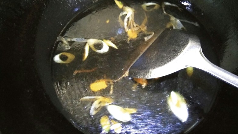 香菇鸡丸面,放入一大碗清水,加入适量盐