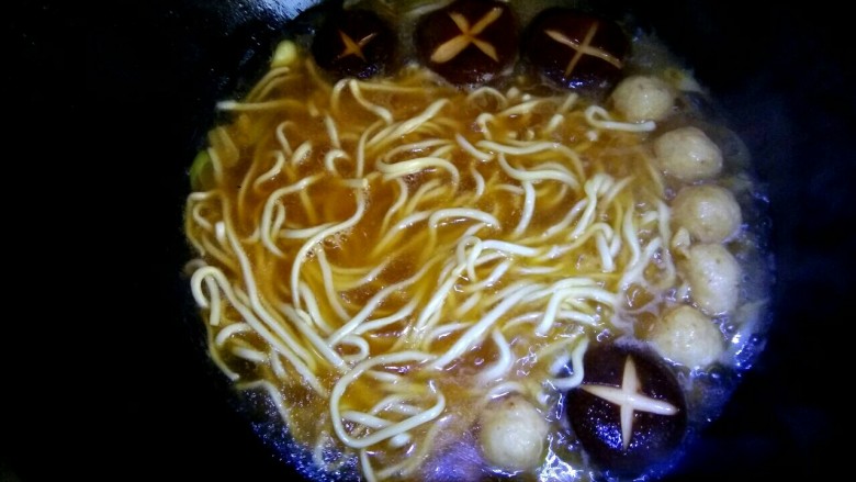 香菇鸡丸面,水开下入<a style='color:red;display:inline-block;' href='/shicai/ 526'>面条</a>,煮四五分钟