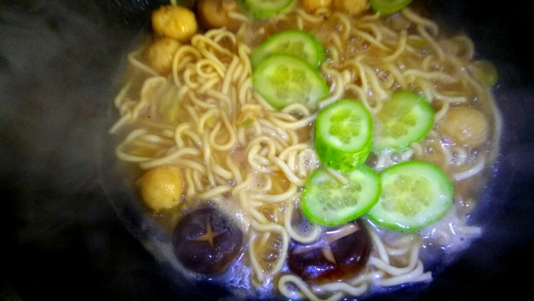 香菇鸡丸面,面条煮熟膨胀,下入黄瓜片烫一下即可关火