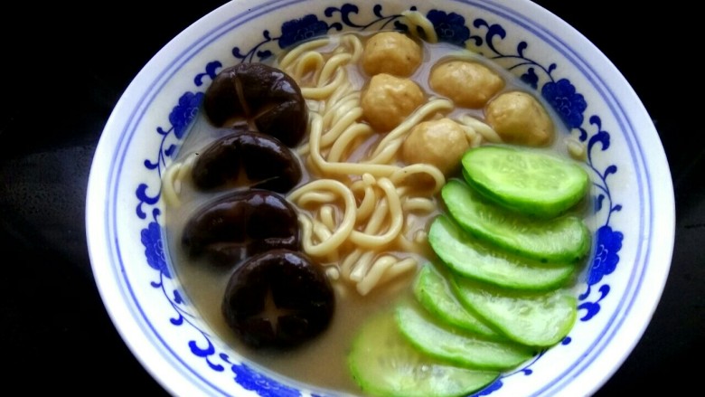 香菇鸡丸面,盛出,可滴入几滴香油调味。