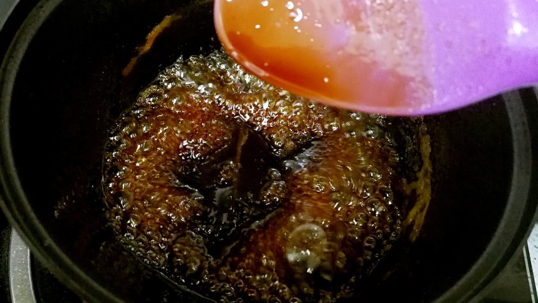 古早味猪油拌饭,后半段要用勺子不停搅拌,熬至液体浓稠,有挂壁效果。